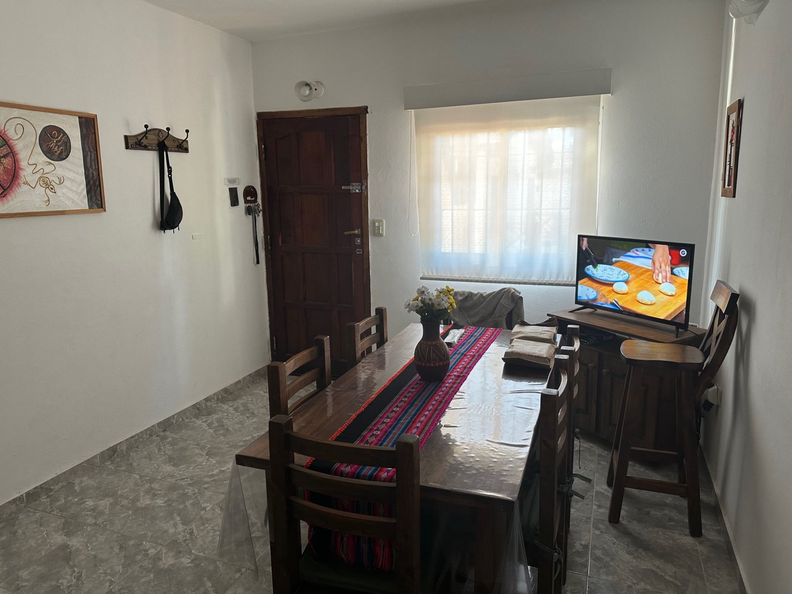 Mesa y televisión del living comedor